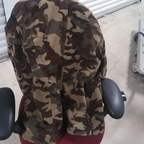 A weather proof jacket - Picture 1 of 9